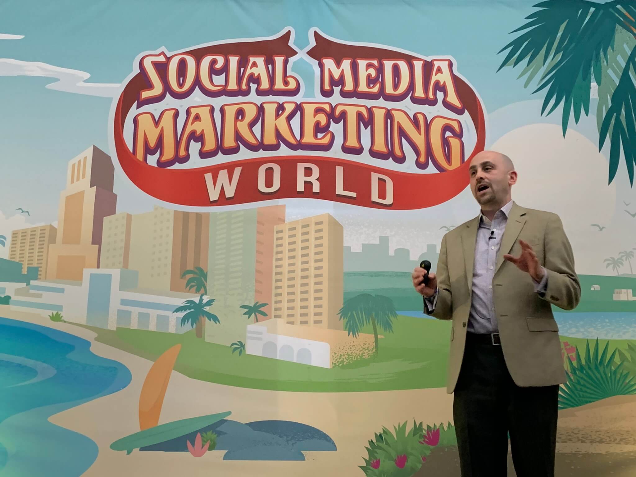 Dan Gingiss speaks at Social Media Marketing World